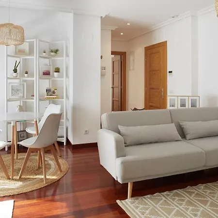 Con Terraza A Un Paso De La Playa * خيخون