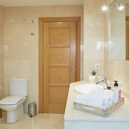 Con Terraza A Un Paso De La Playa * خيخون